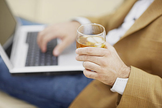 腰部,一个,男人,笔记本电脑,拿着,葡萄酒杯