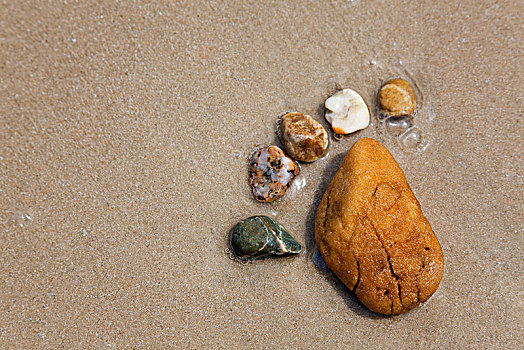 沙滩上石头组成的足迹