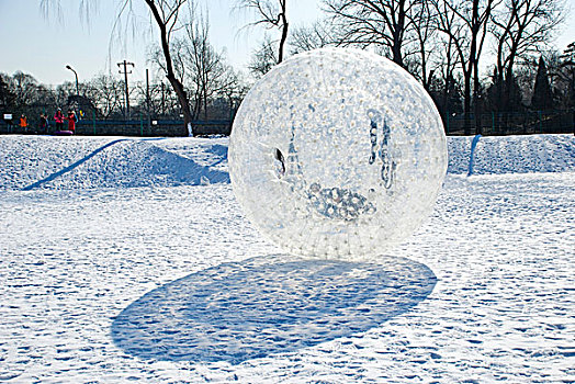 雪地波波球休闲运动