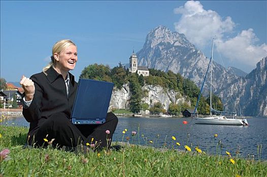 金发女郎,穿,套装,室外工作,笔记本电脑,特劳恩湖,湖,上奥地利州,欧洲