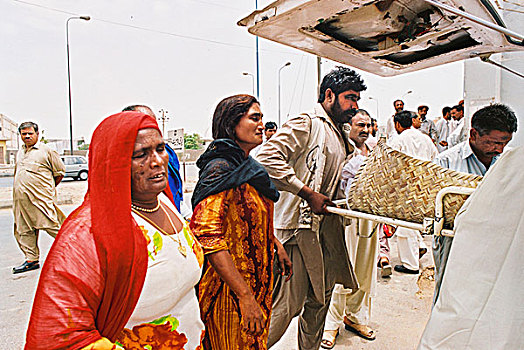 悲伤,亲属,志愿者,母亲,儿子,一个,八月,2004年,名字,巴基斯坦,工作,区域