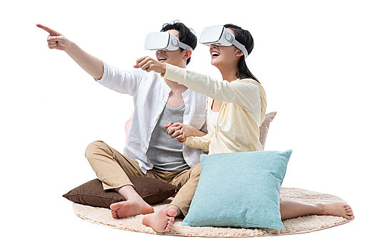 年輕情侶在家看VR電影