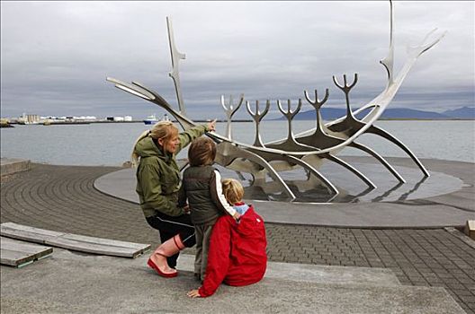 女人,两个孩子,看,维京,船,不锈钢,雷克雅未克,冰岛,欧洲