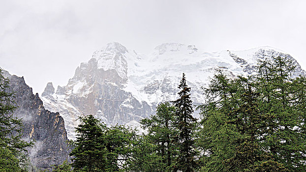 云雾中的雪峰