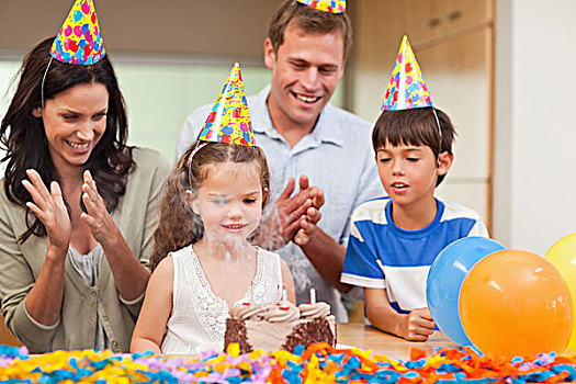父母,欢呼,女儿,室外,蜡烛,生日蛋糕