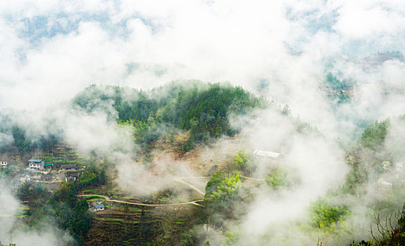 武陵山区春天早晨雾景美