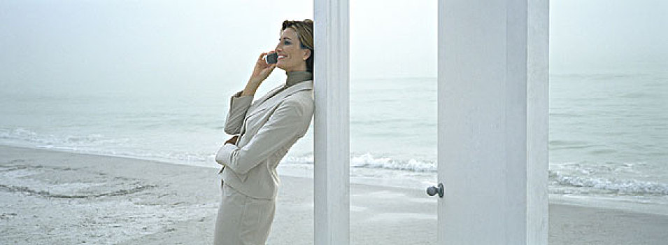 女人,倚靠,门框,海滩,手机