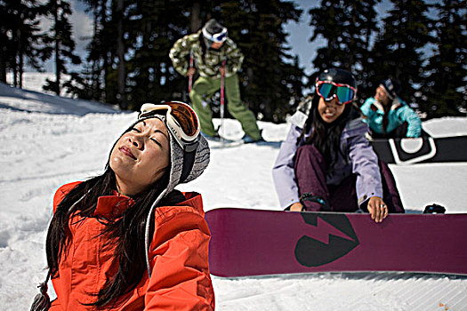 年轻,亚洲女性,滑雪者,滑雪板玩家,惠斯勒山,不列颠哥伦比亚省,加拿大