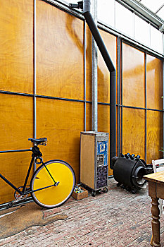 自行车,储物柜,靠近,黑色,炉子,正面,高,木头,金属,墙壁