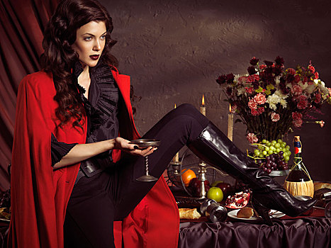 女人,红色,外套,拿着,葡萄酒,高脚杯,坐,桌子,残留,喜庆,餐饭