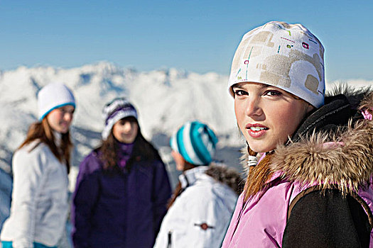 女青年,滑雪,衣服,看镜头,朋友,背景