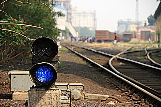 两条铁轨的交叉口和蓝色的指示灯