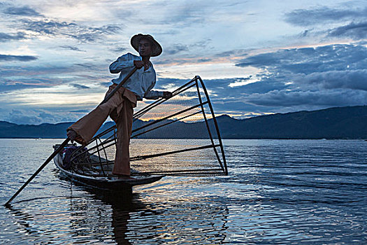 缅甸,茵莱湖,男青年,传统,捕鱼,技巧