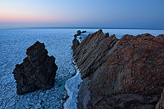 海冰巨石