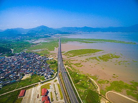 象山港,西沪港,高速公路,道路,交通,海涂,滩涂,蓝色,航拍,天空,俯视,绿草