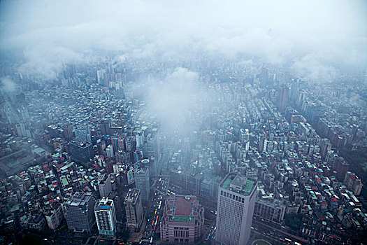 台湾台北市101大厦上眺望云雾中的台北市景