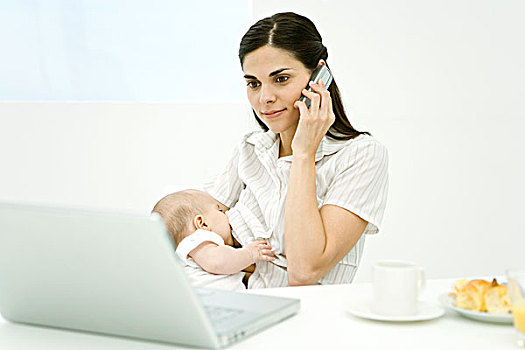 女人,护理,婴儿,手机,看,笔记本电脑