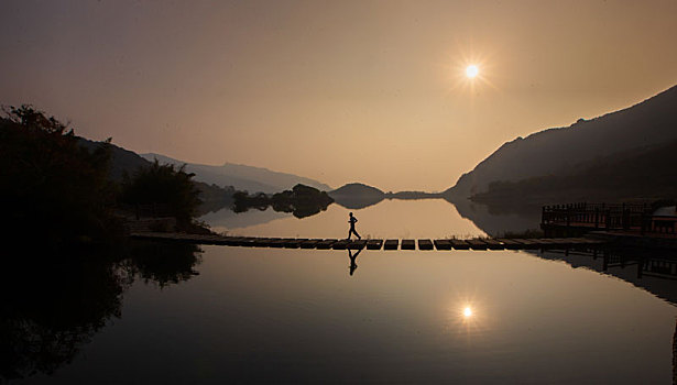 晨光中湖边风景
