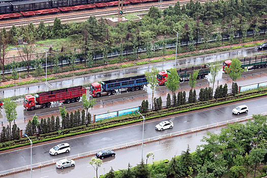 山东省日照市,港城遭倾盆暴雨侵袭,气象部门提醒市民减少外出