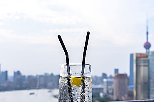 一杯饮料与上海城市天际线