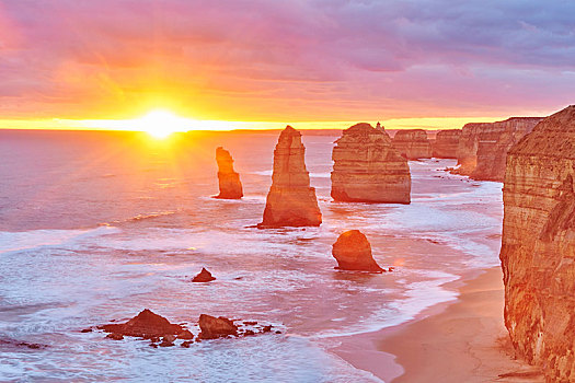 岩石海岸,十二门徒岩,日落,海洋,道路,坎贝尔港国家公园,维多利亚,澳大利亚,大洋洲