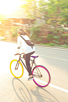 骑单车的女生