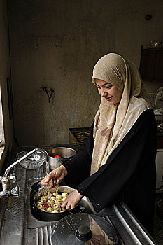伊拉克,女人,洗,水果,自来水,厨房,水槽,巴格达