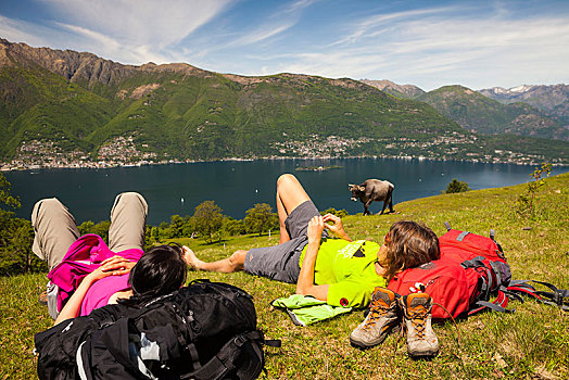 两个女人,远足,休息,蒙特卡罗,远眺,湖,马焦雷湖,提契诺河,瑞士,欧洲