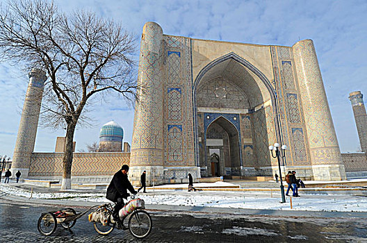乌兹别克斯坦,撒马尔罕,一个,男人,骑自行车,正面,清真寺