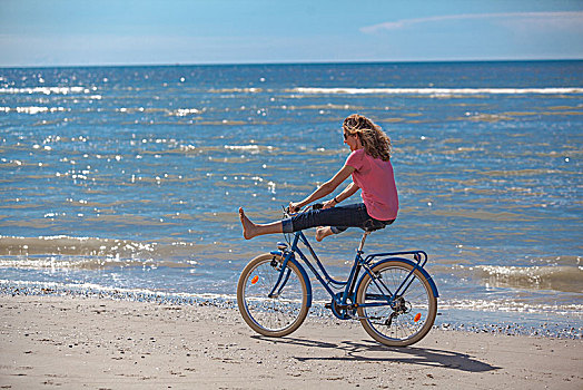 美女,骑自行车,海滩,加来海峡省