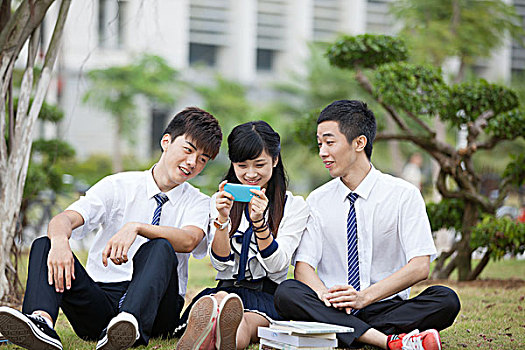 三个大学生在校园聊天