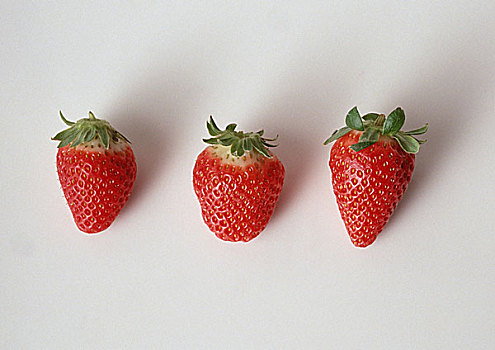 三个,草莓