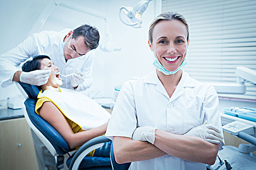 微笑,女性,牙医,协助,检查,牙齿