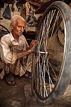 老人,修理,自行车,轮子,工作间,附近,卡拉奇,交易,城市,巴基斯坦,九月,2006年