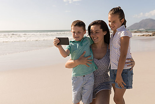 孩子,母亲,手机,海滩