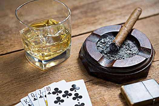 特写,纸牌,威士忌酒,雪茄,木桌子