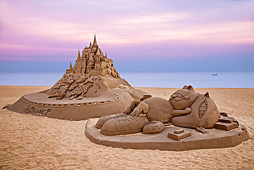 山东日照万平口风景区海滩上展示的沙雕文化