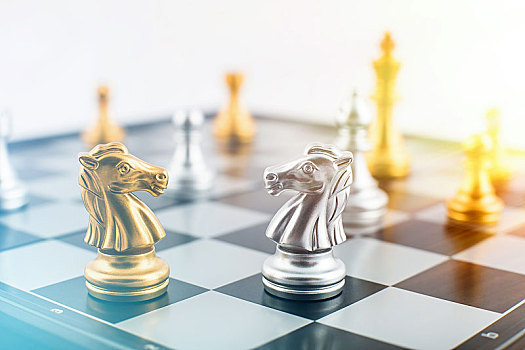 国际象棋棋子和棋盘,金融贸易策略博弈概念