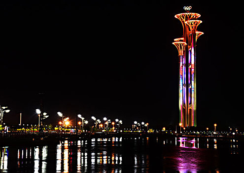 夜色下的奥林匹克观光塔