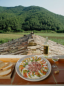 意大利,乡村,盘子,白干酪,番茄沙拉,意大利腊肠,白葡萄酒,面包,砖瓦,窗台