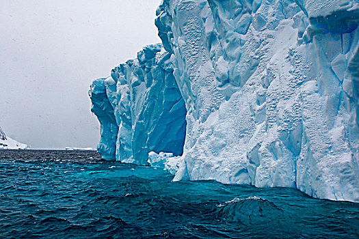 南极蓝色冰山风光