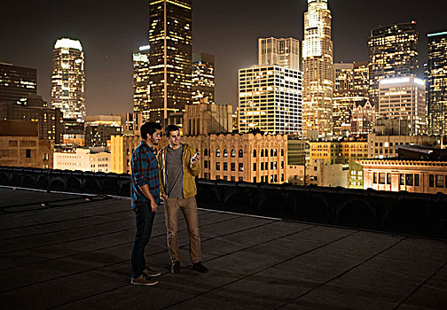 两个男人,屋顶,远眺,洛杉矶,夜晚,看,机智,电话