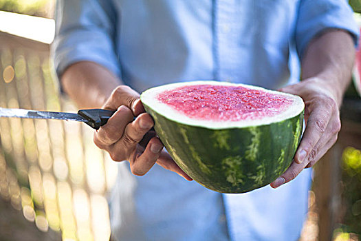男人,刀,拿着,切片,西瓜