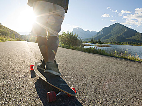 加拿大,艾伯塔省,班芙国家公园,低,局部,玩滑板,滑行,山,道路