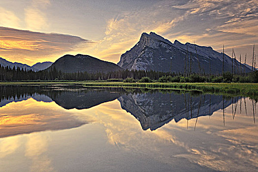 弗米利恩湖,山,日出,班芙国家公园,艾伯塔省,加拿大