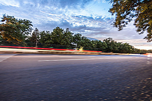 夕阳下的北京道路