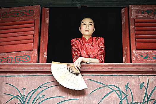 美女,穿,传统,中国人,衣服,拿着,靠着,窗台