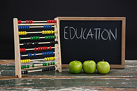 教育,文字,黑板,算盘,青苹果,木桌子