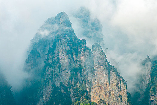 广西金秀圣堂山南山丹霞险峰雾海景观