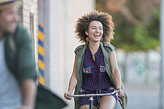 热情,女人,非洲式发型,骑自行车